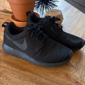Nike Roshe Triple Black